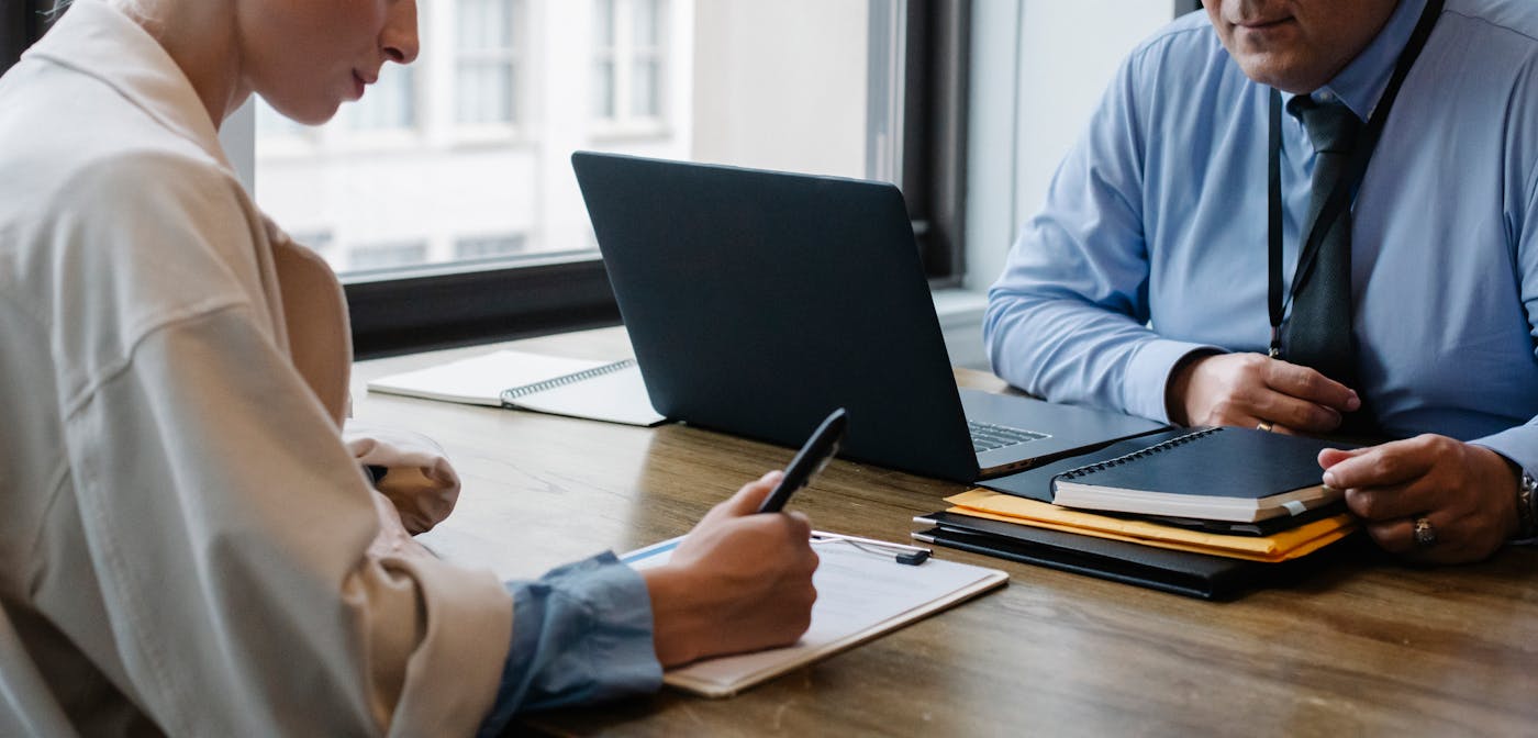 ReuniÃ£o empresarial com contrato e notebook